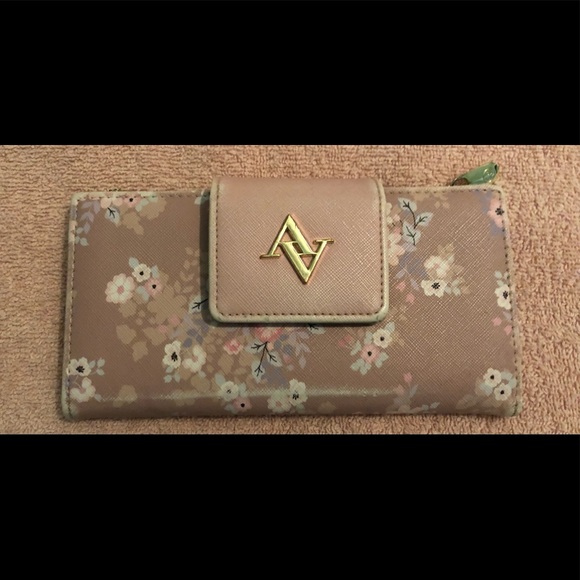 Adrienne Vittadini Floral Wallet. - Picture 2 of 8